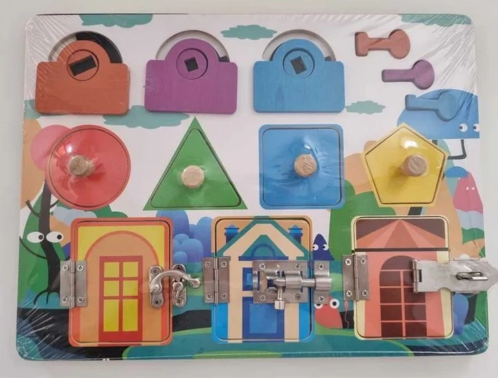 Montessori avec porte et figurine à cadenas - Image 2
